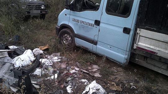 Właściciel firmy sprzątającej i jego pracownicy wyrzucali śmieci w lesie (zdjęcia)