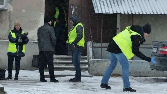 Właściciel mieszkania otworzył wersalkę. Zobaczył w środku nogę kobiety