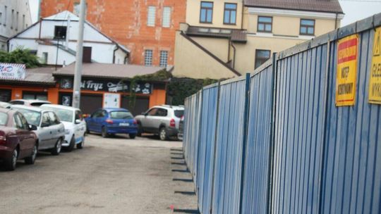 Właściciel postawił ogrodzenie i uniemożliwił parkowanie. Biznes cierpi 