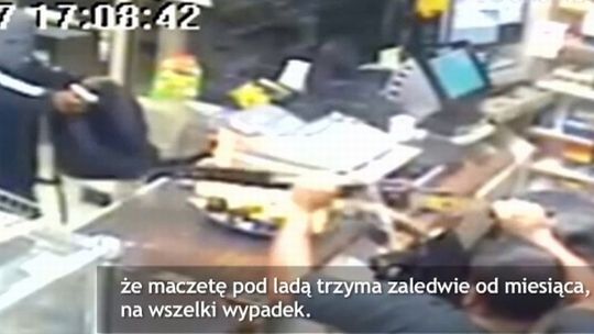 Właściciel sklepu poskromił rabusia maczetą (wideo)