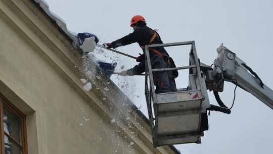 Właściciele i zarządcy nieruchomości mają obowiązek odśnieżania dachów