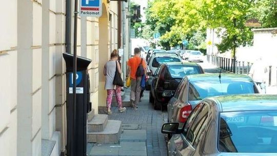 Właściciele takich samochodów mogą parkować za darmo. Już z tego korzystają