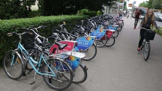 Wlepiają mandaty za jazdę po chodniku nawet kilka metrów od stacji. "Policjant musi podjąć interwencję"