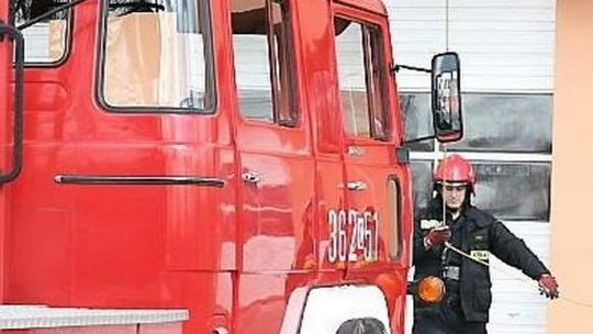 Włocławek. Gdy strażacy walczyli z pożarem, ktoś obrzucił ich samochód