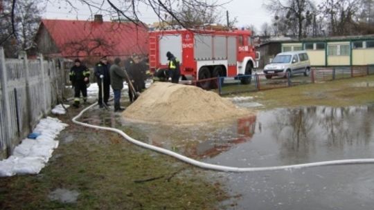 Włodawa: Deszcz podtopił posesję. Pomogli strażnicy i strażacy