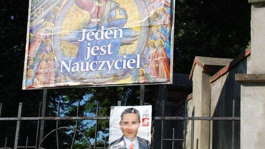 Włodawa: Plakat kandydata na ogrodzeniu kościoła