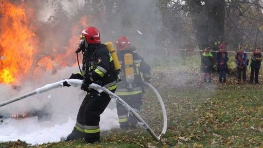 Włodawa: Pokaz gaszenia płonącego auta