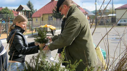 Włodawa: Uczniowie rozdawali sadzonki za makulaturę