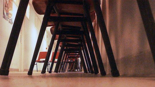 Włodawa: Złodziej włamał się do sklepu meblowego. Ukradł krzesła