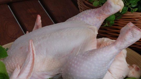 Włodawa: Złodziej włamał się do sklepu mięsnego. Zabrał kurczaki