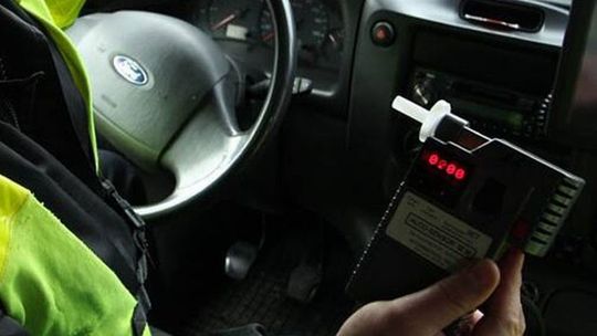 Wmawiał policjantom, że alkomat zepsuła epidemia. Nie dali się nabrać