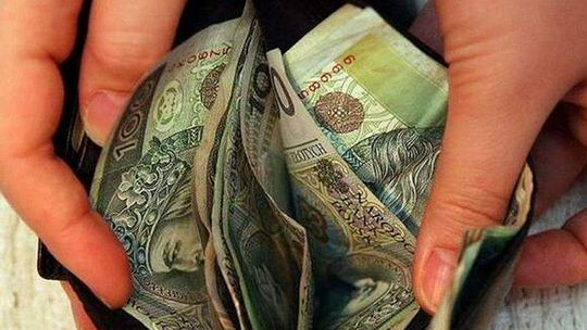 Wnuczka okradła babcię na przystanku. Zabrała jej 4,6 tys. zł