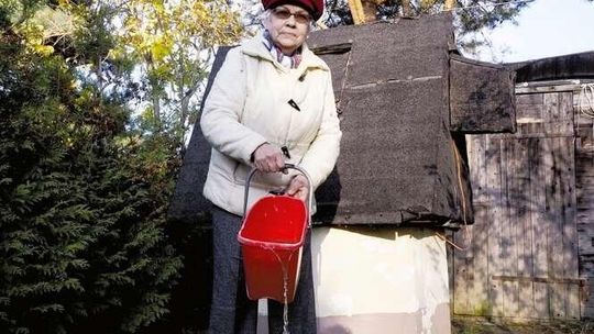 Woda jest "brudna, spieniona i śmierdzi". W jaki sposób została skażona studnia?