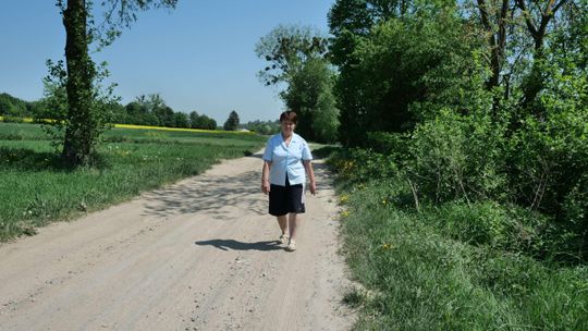 "Woda spływa nam na posesje". Mieszkańcy mają dość takiej drogi 