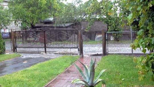 Woda z drogi zalewa posesję. Urzędnicy: Przygotowujemy dokumentację