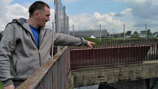 Woda zalewa domy przy ul. Wapiennej. Mieszkańcy: To przez elektrownię