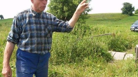 Woda zalewa łąki i pola, niszczy uprawy - winne są spółki wodne