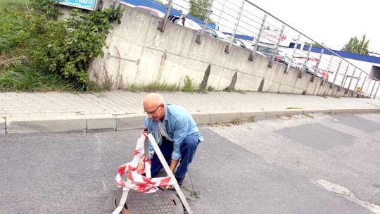 Woda ze studzienki przy ul. Wolskiej zalewa parkingi