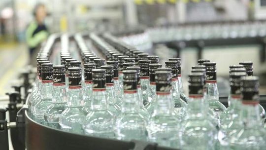 Wódka po 32 zł, a piwo  za 4 zł? Ministerstwo: To nieprawda. Nie będzie cen minimalnych