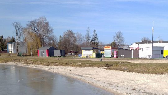 Wody w Jeziorze Białym ubywa. "Uważnie obserwujemy poziom wody we wszystkich zbiornikach pojezierza"