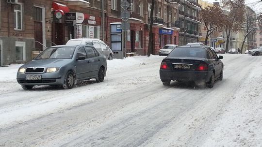 Woj. lubelskie: Zaśnieżone drogi, wstrzymane autobusy PKS