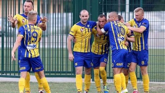 Wojciech Białek strzela, Avia wreszcie wygrywa