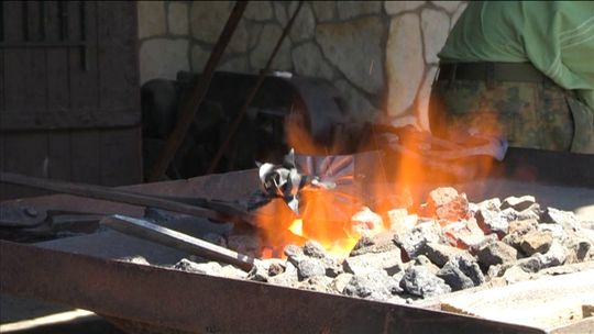 Wojciechów: kowale wciąż kują, aż iskry lecą (wideo)