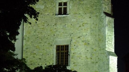 Wojciechów. Wieża Ariańska oświetlona nocą, będą kolejne zmiany