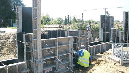 Wojciechów: Wykopali monety i porcelanę podczas budowy hali