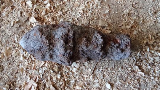 Wojenny pocisk w przydomowym ogrodzie 