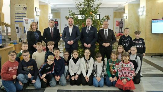 Wojewoda już ubrał choinkę. Miał świetnych pomocników