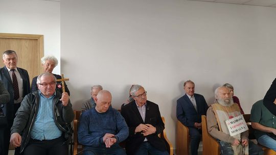 Wojewoda niewinny. Krzyż przeniesiony, kontrowersje zostają