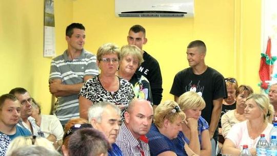 Wojna futbolowa w Borowej. Piłki wybijały szyby, mieszkańcy chcieli likwidacji boiska