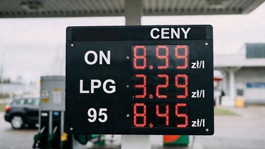 zdjęcie tablicy z cenami na stacji paliw polska