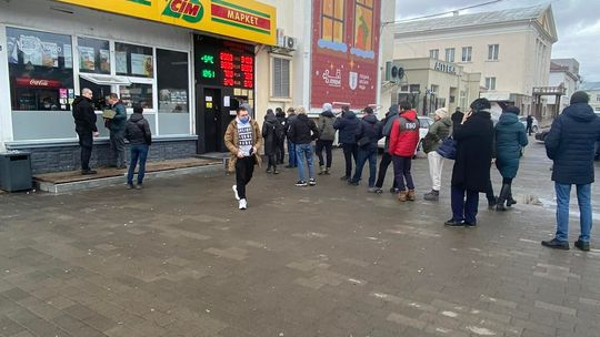 Wojna w Ukrainie: kolejki do bankomatów i w sklepach