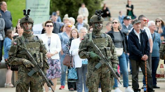Wojsko rekrutuje i częstuje grochówką 