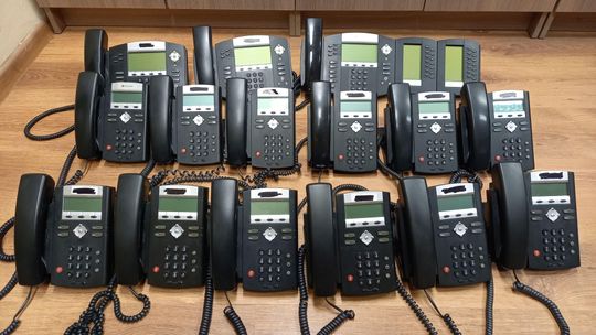 Wojsko sprzedaje opał, beczki, opony i mnóstwo części   