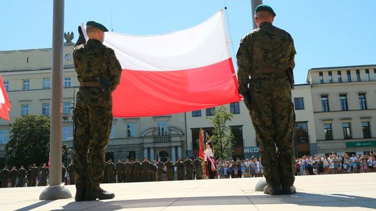 Wojsko świętuje - awanse, defilady i grochówka
