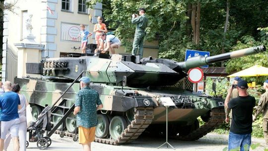 Wojsko szturmuje piknikami i grochówką