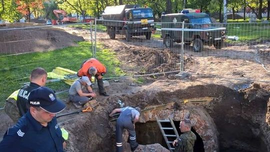 Wojskowi saperzy na placu Litewskim. Robotnicy odkopali pocisk artyleryjski