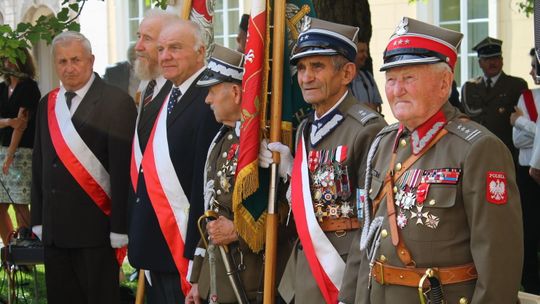 Wojskowy sprzęt, orkiestra i wspólne śpiewanie