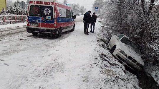 Wojsławice: Z drogi w rów. Pomogli strażacy