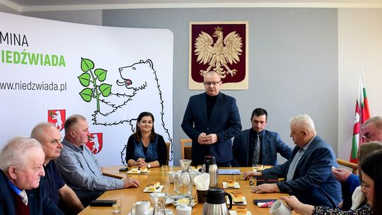 Marek Kubik i radni gminy Niedźwiada