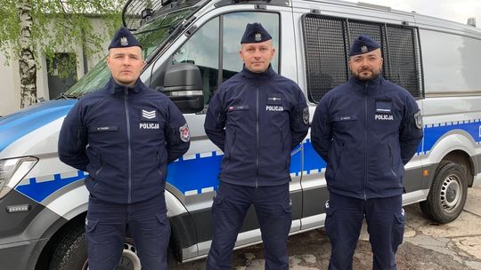 Wokół pełno ludzi, a na pomoc ruszyli policjanci