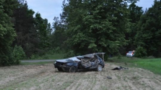 Wola Gułowska: Samochód uderzył w drzewo. Zginął pasażer