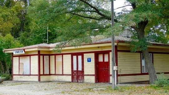 Wola Uhruska: Buty na stacji, pamiątki w wieży ciśnień