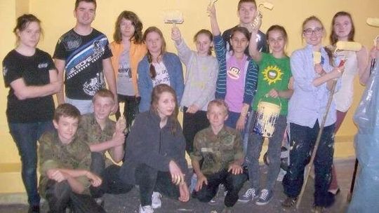 Wólka: Młodzież pracowała przy odnawianiu kościelnej sali