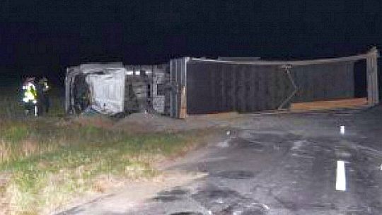 Wólka Obszańska: Ciężarówka uderzyła w drzewo. Kierowca zginął