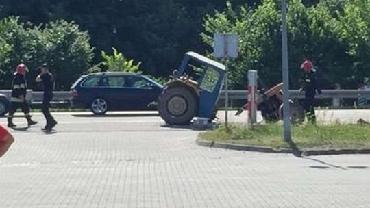 Wólka Orłowska. Traktor przełamał się na pół po zderzeniu z samochodem
