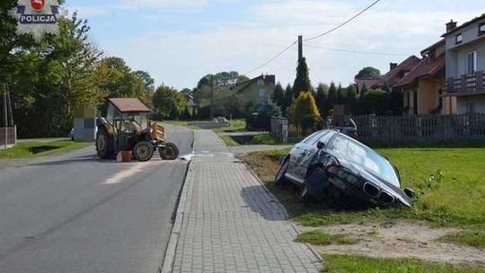 Wólka Różaniecka. Ciągnik złamał się po zderzeniu z BMW